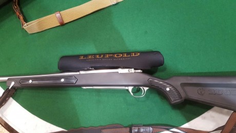 Con dos juegos de anillas, de 30 mm y pulgada. Sin correa con caja de transporte. Peso 3,400 k y 55 cm 12