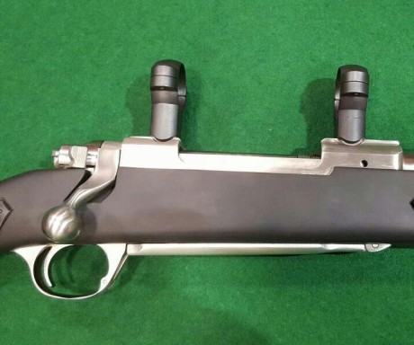 Con dos juegos de anillas, de 30 mm y pulgada. Sin correa con caja de transporte. Peso 3,400 k y 55 cm 11