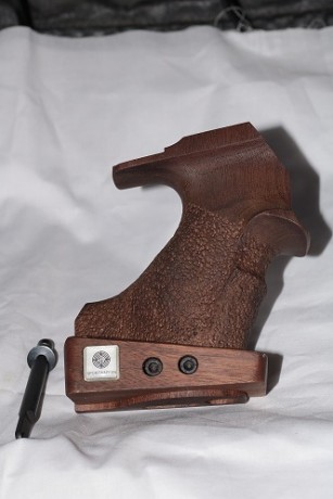 Vendo completamente nueva, cacha talla L, para STEYR LP10 Y/O LP50 diestra.
La vendo porqué la he sustituido 00