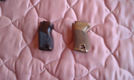 Vendo cachas originales nuevas en madera de Walter P-38 conmemorativa.70 euros. y cachas orignales SIG 00