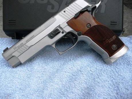 Un amigo me encarga que venda esta SIG SAUER P226 S, está casi perfecta, quitando algúna pequeña rayita. 31