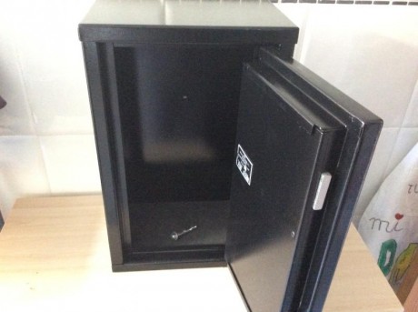 Vendo caja fuerte homologada para guardar utensilios de recarga, marca SPS, con las dos llaves, taco y 01