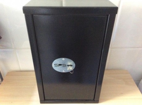 Vendo caja fuerte homologada para guardar utensilios de recarga, marca SPS, con las dos llaves, taco y 00