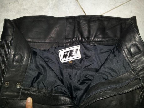 Pantalon cuero 60€ puesto en casda del comprador por mensajeria. Practicamente nuevo, no presentan marcas 00