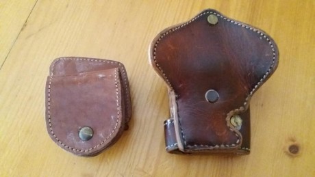 Vendo funda de cuero rígida, color marrón, para  CZ-75/85, GP-35 y similares .
Se acompaña de un portacargador, 01