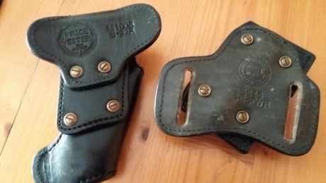 Vendo funda de cuero rígida, color negro, para  CZ-75/85, GP-35 y similares .
Se acompaña de un portacargador 01