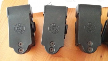 Vendo portacargadores (cuatro), con accesorios, color negro,  VEGA-HOLSTER .

Vendo por dejar RR.TT.

 02