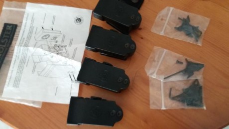 Vendo portacargadores (cuatro), con accesorios, color negro,  VEGA-HOLSTER .

Vendo por dejar RR.TT.

 01