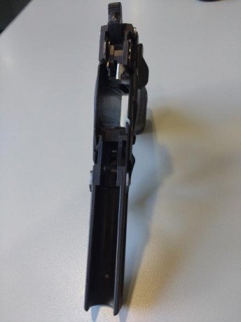 Vendo HK USP Standard 9mm.
En buen estado y con poco uso. 
Con 2 cargadores (capacidad 15 cartuchos).
Con 82