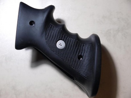 Vendo cacha VOLQUARTSEN para Ruger Mark II.
Diestro.
Usada.
30€ portes incluidos a península.

 P1089675.JPG 00