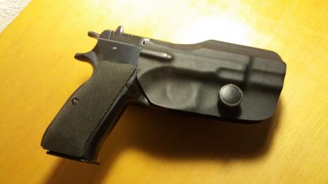 Vendo  funda de PVC rígida , color negro, para  CZ-75/85, GP-35 y similares .

Vendo por dejar RR.TT.

 11