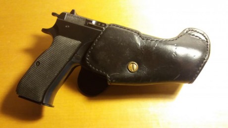 Vendo funda de cuero rígida, color negro, para  CZ-75/85, GP-35 y similares .
Se acompaña de un portacargador 11