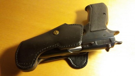 Vendo funda de cuero rígida, color negro, para  CZ-75/85, GP-35 y similares .
Se acompaña de un portacargador 10