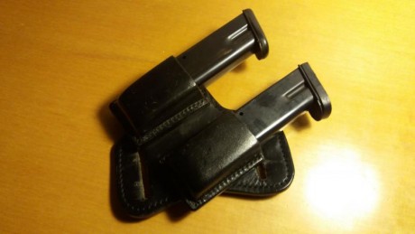Vendo funda de cuero rígida, color negro, para  CZ-75/85, GP-35 y similares .
Se acompaña de un portacargador 20