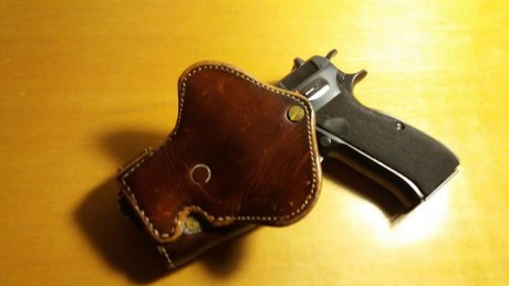 Vendo funda de cuero rígida, color marrón, para  CZ-75/85, GP-35 y similares .
Se acompaña de un portacargador, 11