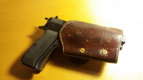 Vendo funda de cuero rígida, color marrón, para  CZ-75/85, GP-35 y similares .
Se acompaña de un portacargador, 10