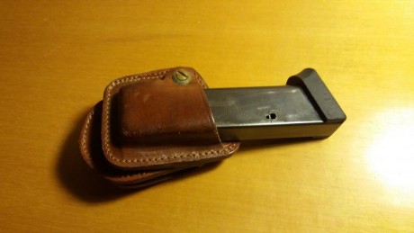 Vendo funda de cuero rígida, color marrón, para  CZ-75/85, GP-35 y similares .
Se acompaña de un portacargador, 20