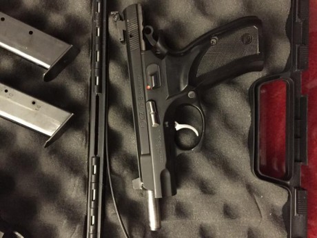Vendo Pistola CZ75B de simple acción del calibre 9PB, con dos cargadores y regalo funda Ghost adaptada 01