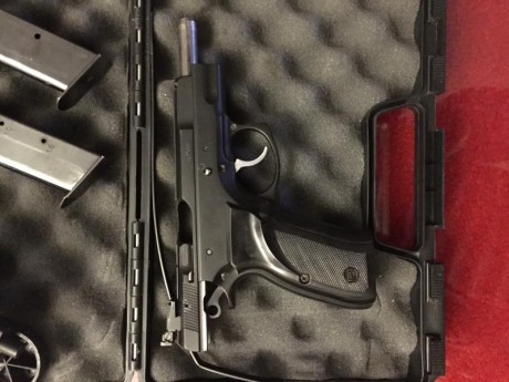 Vendo Pistola CZ75B de simple acción del calibre 9PB, con dos cargadores y regalo funda Ghost adaptada 11