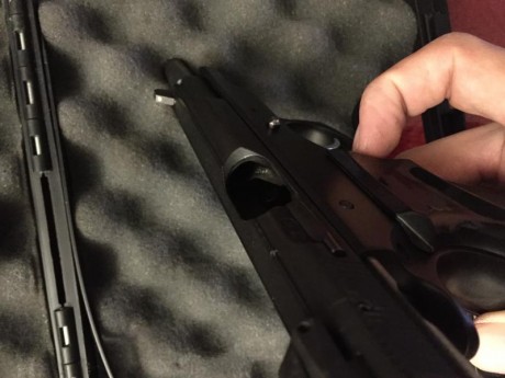 Vendo Pistola CZ75B de simple acción del calibre 9PB, con dos cargadores y regalo funda Ghost adaptada 10