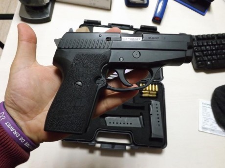 Se pone a la venta para adquirir otra arma una Sig Sauer P239  acabado Black Nitron . Un buen arma de 01