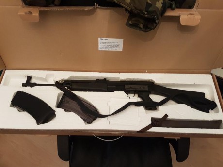 Se vende fusil semi cal 222 cz v58, con 2 cargadores de 30, el ak checo en bakelita negra. Practicamente 02