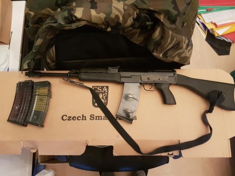 Se vende fusil semi cal 222 cz v58, con 2 cargadores de 30, el ak checo en bakelita negra. Practicamente 01