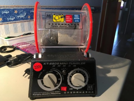 Aparato muy útil para la limpieza a fondo de las vainas antes de proceder a su recarga, funciona con agua, 01