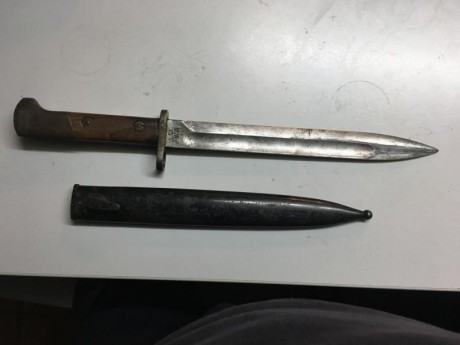 Se venden estas bayonetas una de ellas como veréis bastante deteriorada, en 90 euros.
 :duelo: 01