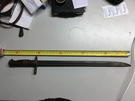 Se venden estas bayonetas una de ellas como veréis bastante deteriorada, en 90 euros.
 :duelo: 20