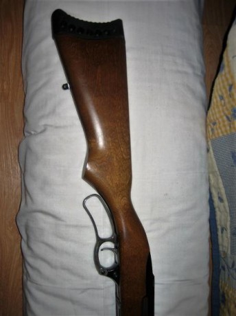 Hola.  Vendo este rifle, con cuatro cargadores de 4 disparos, cantonera de caucho y  la original, anillas 00