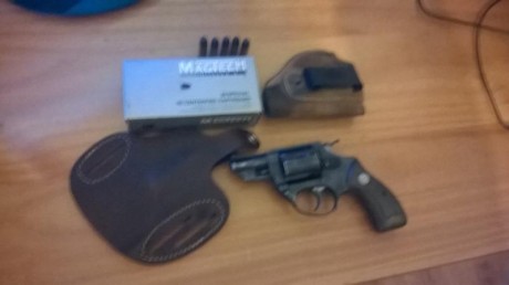 Vendo revolver Astra Cadix con 3 fundas(interior,exterior y tobillera), se incluiría alguna municion si 02