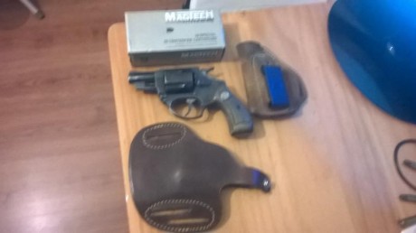 Vendo revolver Astra Cadix con 3 fundas(interior,exterior y tobillera), se incluiría alguna municion si 00
