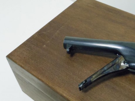 Navy Yank inoxidable de Pietta. Totalmente NUEVO. Cal.44
Caja artesana imitando oroginal. Los accesorios 00