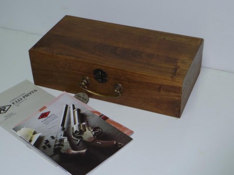 Navy Yank inoxidable de Pietta. Totalmente NUEVO. Cal.44
Caja artesana imitando oroginal. Los accesorios 10