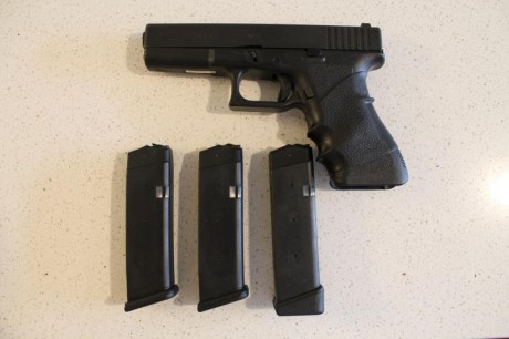 Vendo Glock 17 9mm (Parabellum) con menos de 100 disparos. De los primeros modelos. Comprada en 1994 . 01