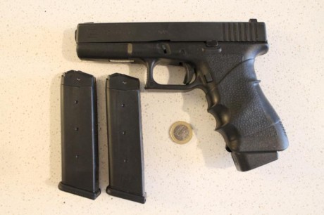 Vendo Glock 17 9mm (Parabellum) con menos de 100 disparos. De los primeros modelos. Comprada en 1994 . 00