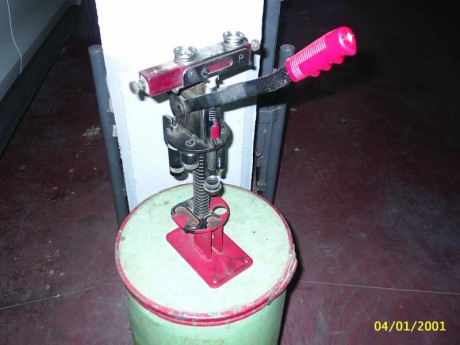 Vendo esta prensa para recargar cartuchos de caza con varios tipos de cierre estrella y las botellas para 02