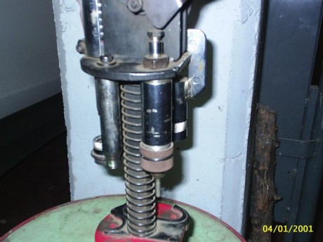 Vendo esta prensa para recargar cartuchos de caza con varios tipos de cierre estrella y las botellas para 01