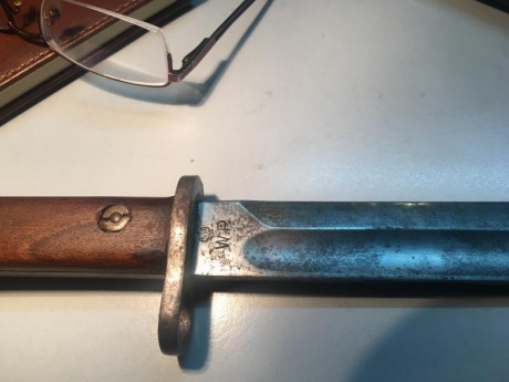 Se venden estas bayonetas una de ellas como veréis bastante deteriorada, en 90 euros.
 :duelo: 71