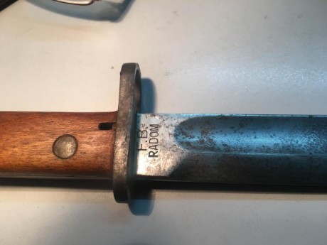 Se venden estas bayonetas una de ellas como veréis bastante deteriorada, en 90 euros.
 :duelo: 70