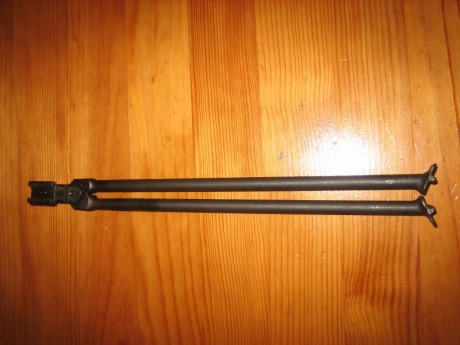 Hola.  Se engarza como la bayoneta. Es todo de acero pero pesa muy poco.  80€ portes incluidos. Está en 02