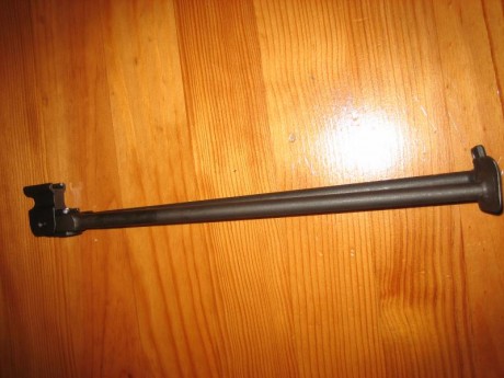 Hola.  Se engarza como la bayoneta. Es todo de acero pero pesa muy poco.  80€ portes incluidos. Está en 01