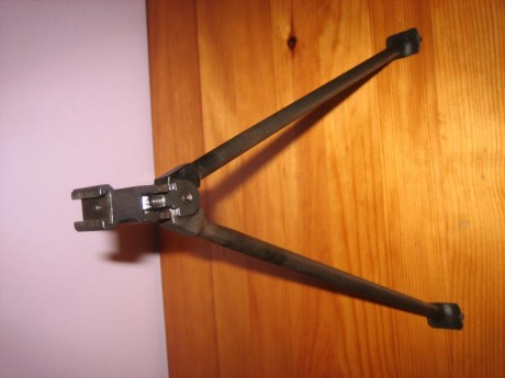 Hola.  Se engarza como la bayoneta. Es todo de acero pero pesa muy poco.  80€ portes incluidos. Está en 00