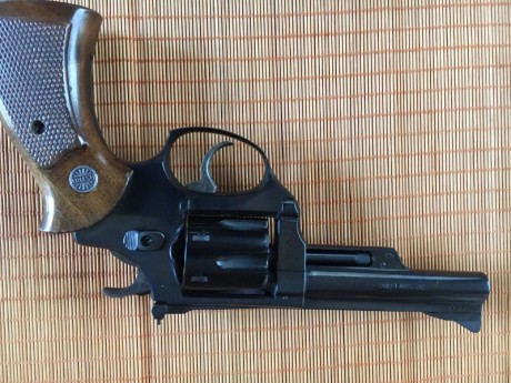 Hola a todos:
Un amino me ha pedido que le ponga a la venta un revólver Astra cal.32
El arma se encuentra 00