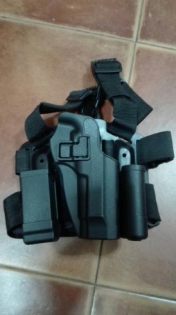 VENDO FUNDA PERNERA PARA BERETTA 92, TIENE PORTACARGADOR Y FUNDA PARA EXTENSIBLE INCORPORADOS.  ESTA SIN 00