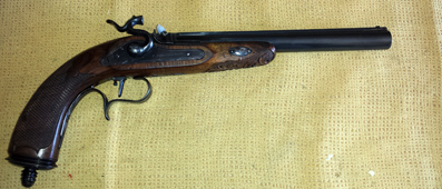 Hola, vendo tres (3) pistolas de avancarga, 2 de pistón y 1 de chispa. Todas en perfecto estado. Se encuentran 01
