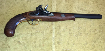 Hola, vendo tres (3) pistolas de avancarga, 2 de pistón y 1 de chispa. Todas en perfecto estado. Se encuentran 00