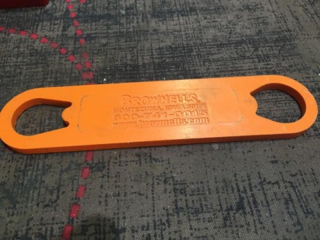 Es la famosa herramienta de brownells para sacar con facilidad la corredera de la colt 1911 o clones. 00