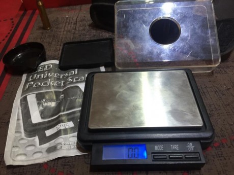 Una báscula con sus instrucciones  y dos bandejas, en muy bien estado, con funda (un poco rozada) y poco 00